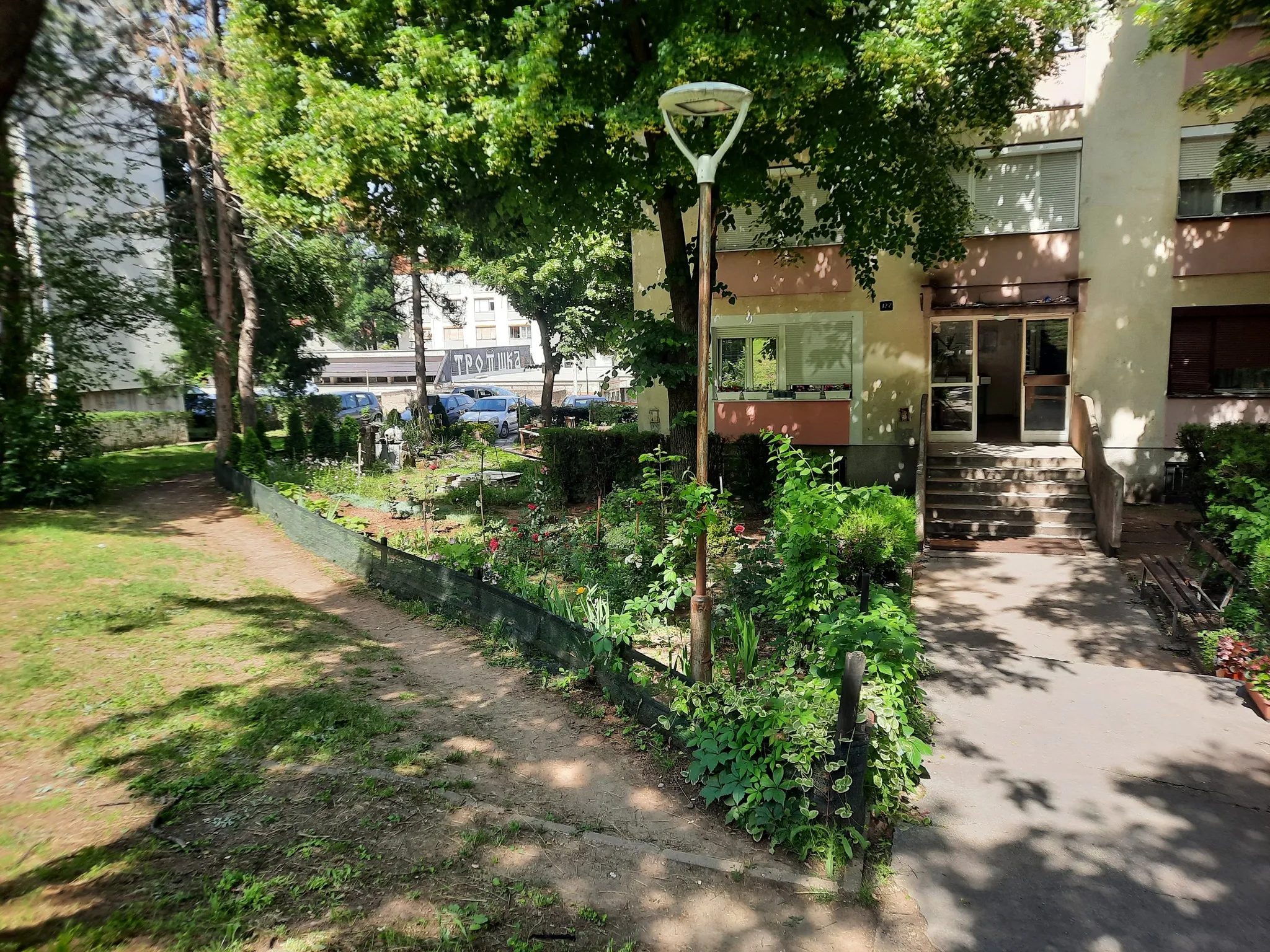 RePOS team members doing research on the field within the housing estate in the Ljubomira Nikolića Street in Niš